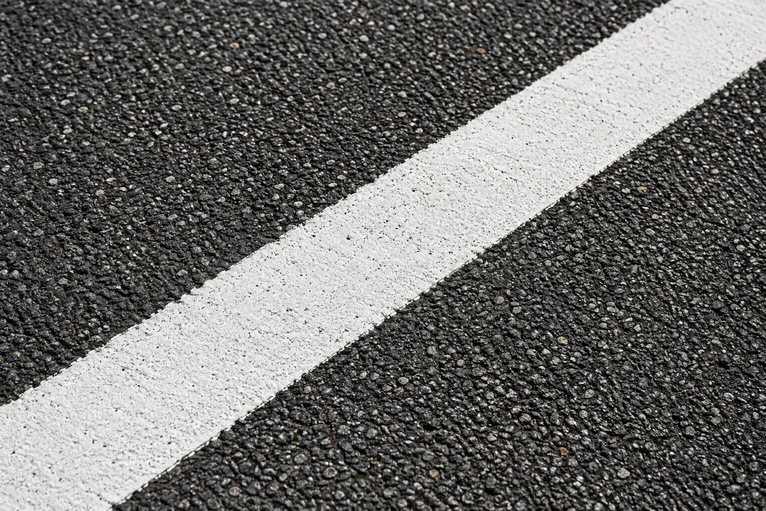 Asfalt yol üzerinde beyaz şerit çizgileri