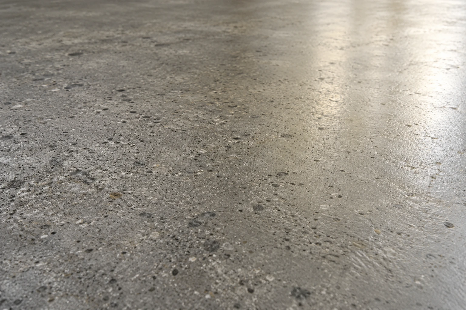 Beton üzerinde şeffaf astar yüzeyi